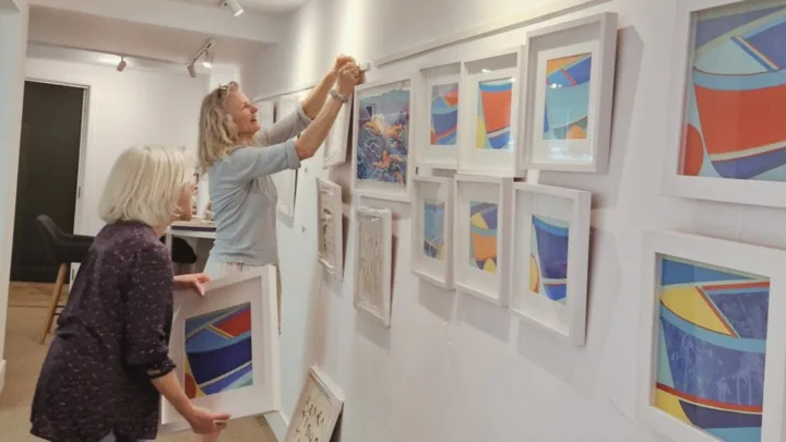 Hedges Law to celebrate Oxfordshire Artweeks 2024 by teaming up with local artists. Image: Lucy Hutchison (left) and Annabel Eyres setting up at Hedges Law, Summertown