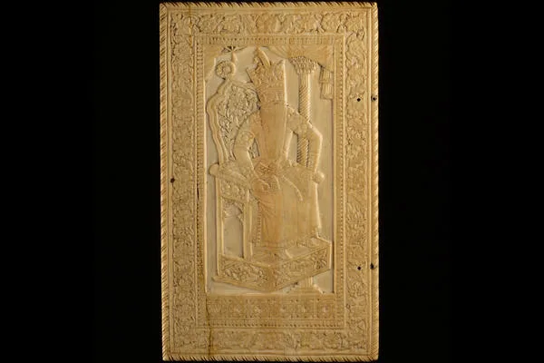Mirror case depicting Fath 'Ali Shah'. Carved ivory mirror case from Iran by Muhammad Ali © Ashmolean Museum