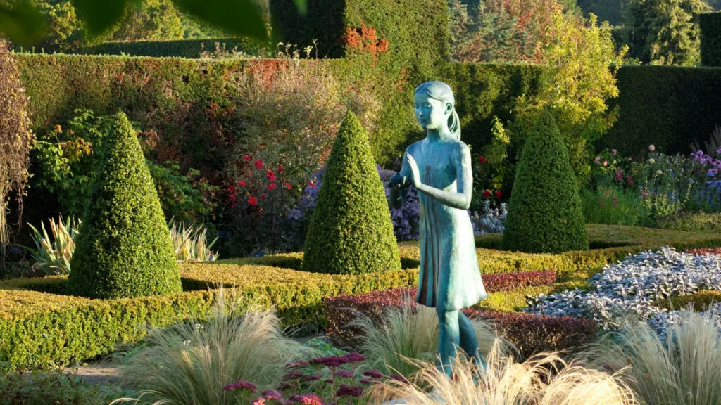 New shuttle bus service launches to Waterperry Gardens this summer